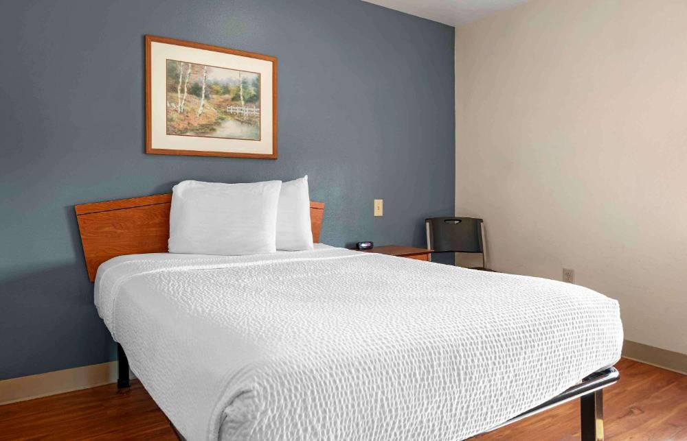 1 Full Bed | ADA/Tub/Non-Smoking/Kitchen interior
